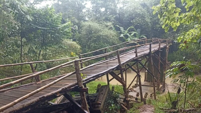 Jembatan Blengbeng Sungai Cikayang di Cikeusik Kembali Mengkhawatirkan, Miring 20 Derajat dan Membahayakan anak sekolah dan warga