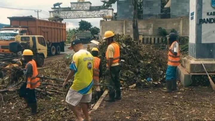 Relawan Gotong Royong Bersihkan Tugu Perbatasan Pandeglang-Serang, Gerbang Wisata Carita Kini Makin Cantik