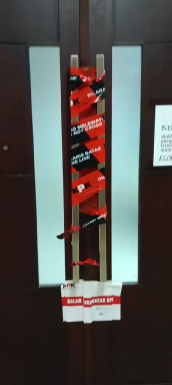 KPK Lakukan OTT di Bekasi, Ruang Kerja Bupati Ade Kuswara Kunang Disegel