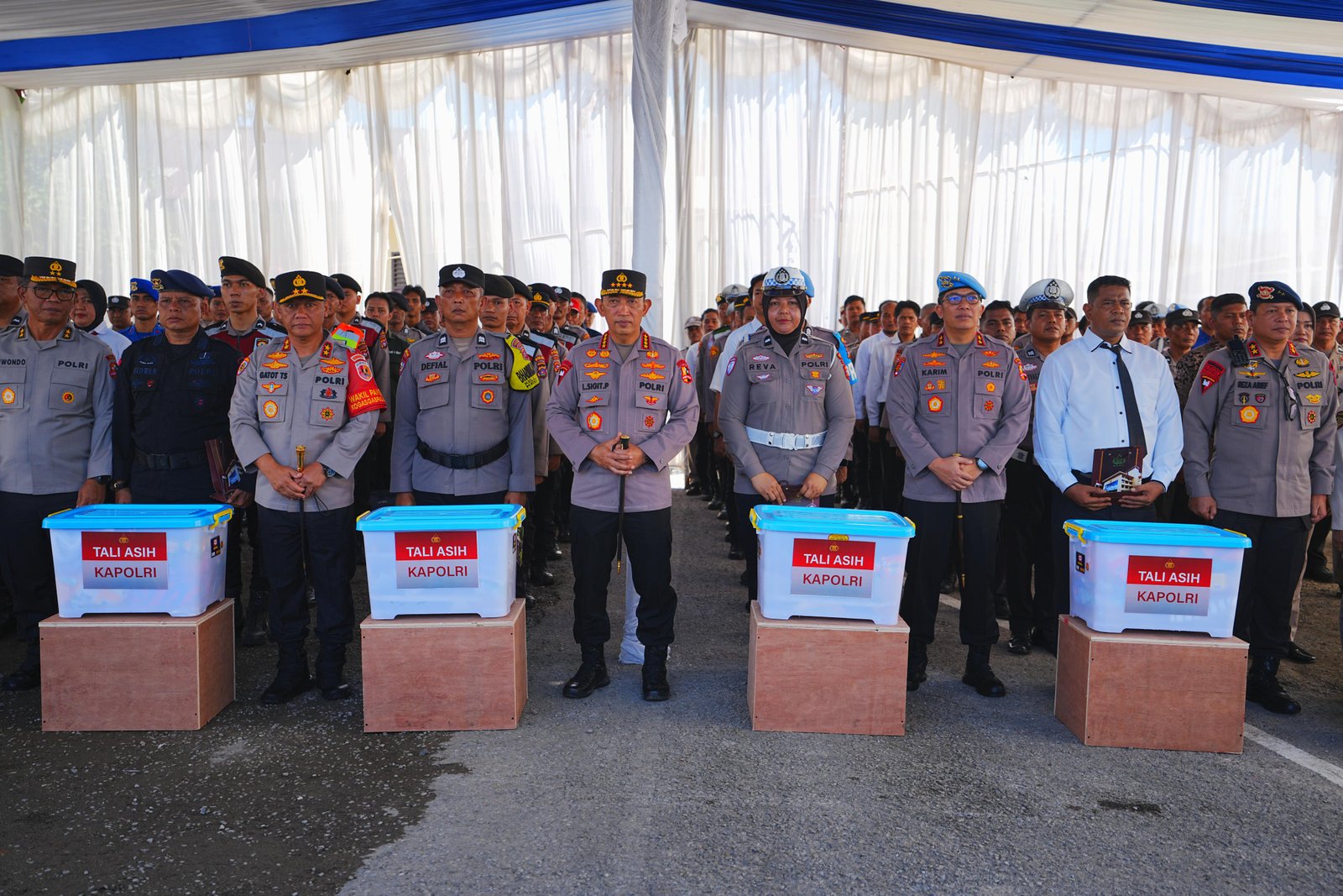 Kapolri Listyo Sigit Prabowo Beri Motivasi dan Serahkan Bantuan kepada 170 Anggota Polri Terdampak Banjir Bandang di Sumbar