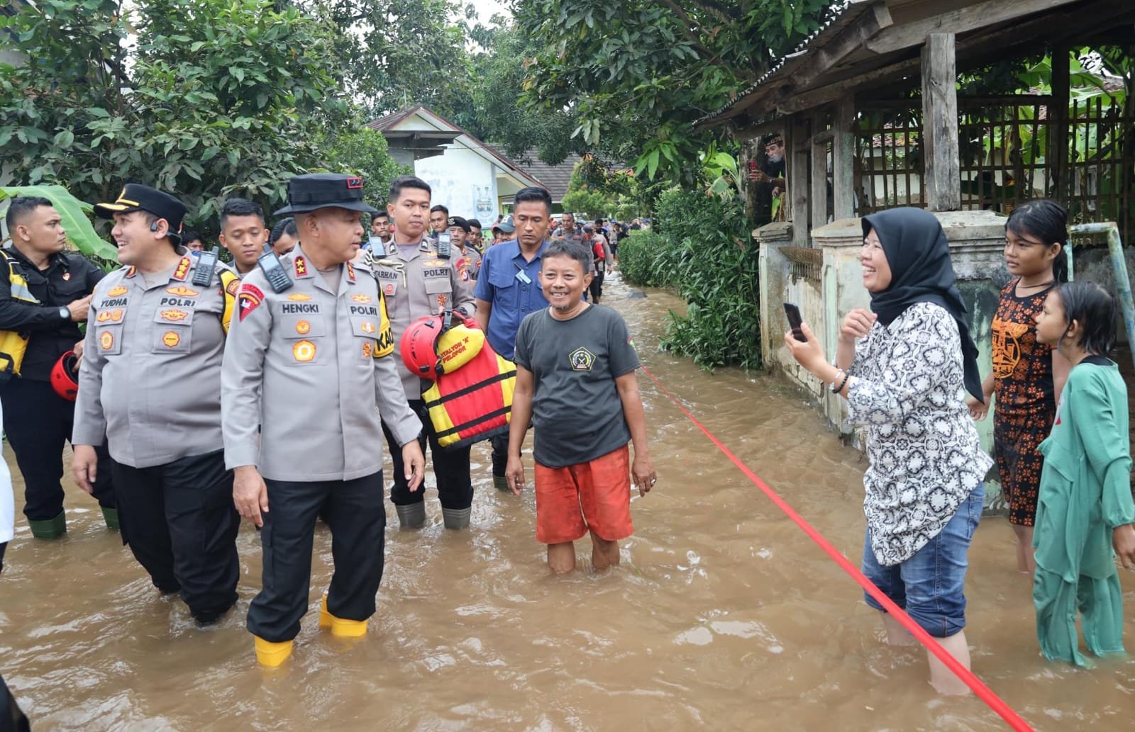 Kapolda Banten Irjen Pol Hengki dan Gubernur Andra Soni Tinjau Lokasi Banjir Padarincang Serang