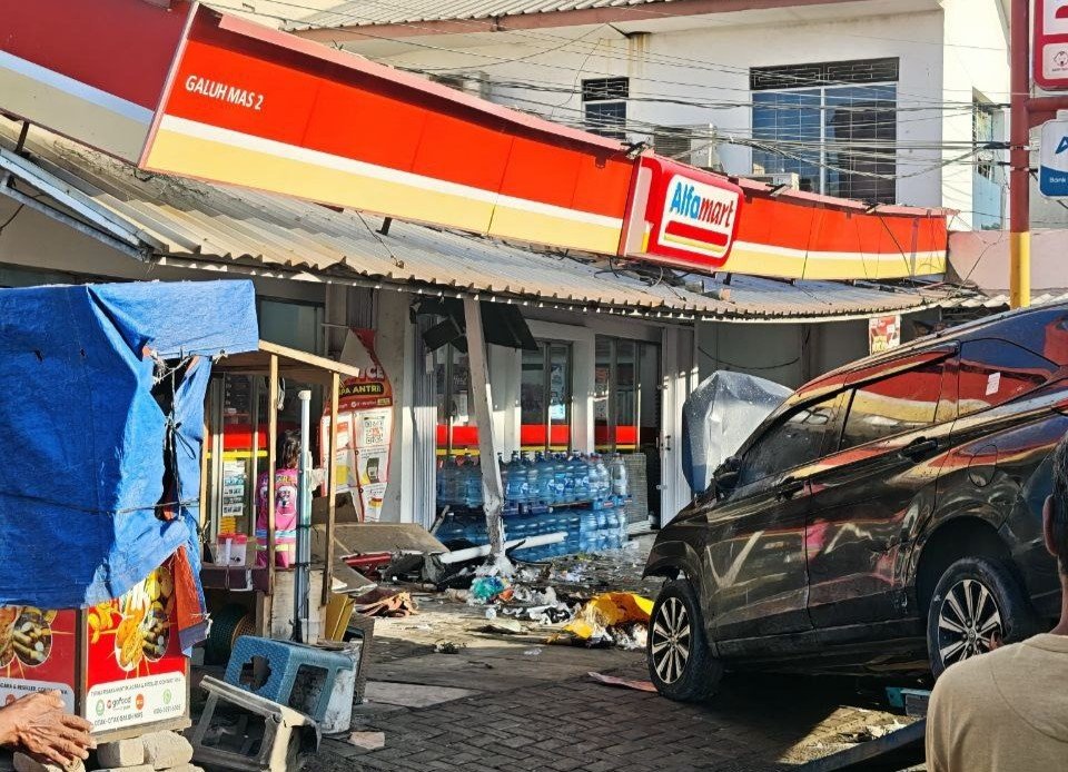 Diduga Mabuk, Pengemudi Avanza Tabrak PKL dan Alfamart di Galuh Mas Karawang