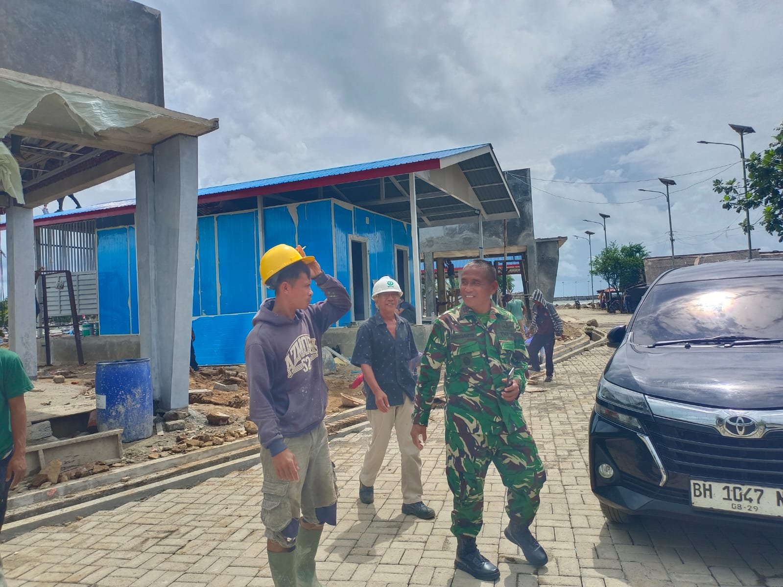 Danramil 0116/Cikeusik Tinjau Pembangunan Koperasi Nelayan Merah Putih di Desa Cikiruwetan