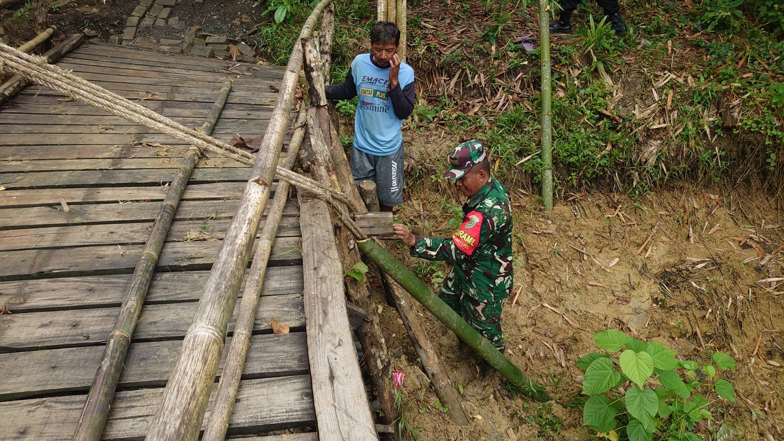 Jembatan Blengbeng Sungai Cikayang Kembali Ambruk, Warga Bersama TNI–Polri Lakukan Perbaikan Darurat