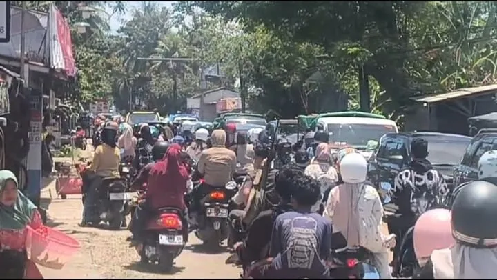 Macat Parah 5 KM di Jalur Wisata Pantai Carita-Caringin,