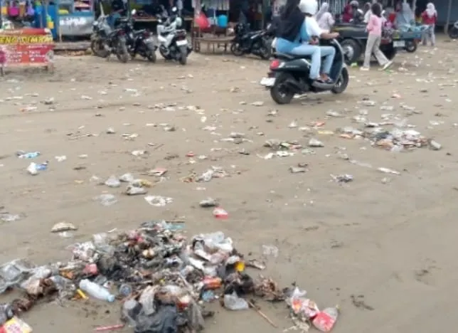 Wisatawan Kecewa Berat, Bayar Retribusi Rp10 Ribu tapi Pantai Masih Kotor dan Pemandangan Laut Tertutup Deretan Warung
