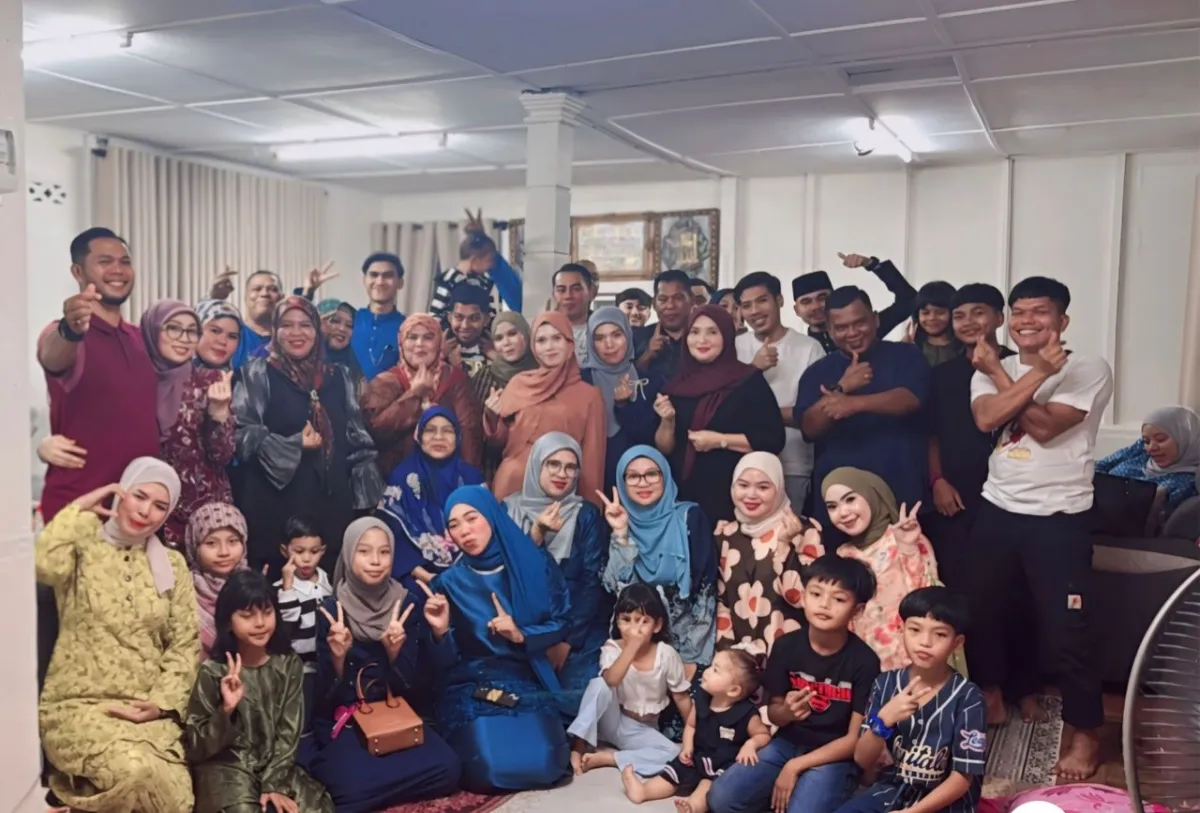 Keluarga besar suku Orang Asli (Kuala) berkumpul di rumah Dato Haji Ramli sambil memperkukuhkan silaturahim dan nilai kekeluargaan di Felda Air Tawar, Johor.