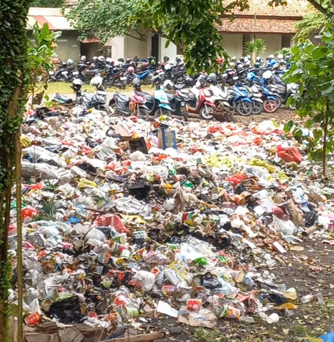 Pantai Cantik Jadi Kuburan Plastik: Lonjakan Sampah Pasca-Lebaran Rusak Citra Carita
