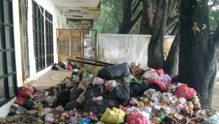 Heboh! Sampah Menggunung di Lippo Carita, Pengelola Ungkap Skandal Wisata Ilegal Karyawan Nakal yang Biayai Kebersihan Pengelola Resmi!