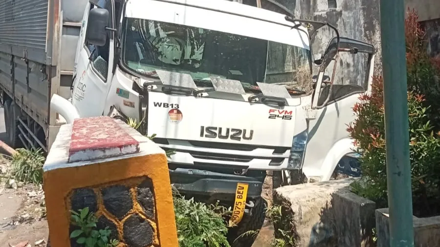 Insiden Lalu Lintas di Pandeglang Banten: Kendaraan Besar Menabrak Struktur Jembatan