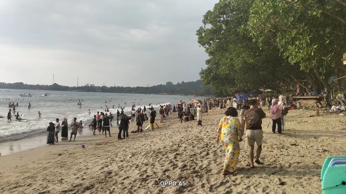 Pantai Carita Masih Ramai Pengunjung Pasca Libur Lebaran Idul Fitri 2026