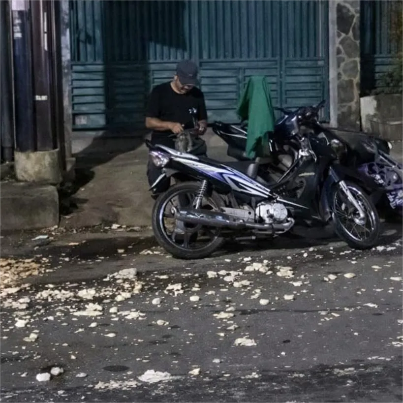 Motor PCX Merah Ngebut Dini Hari Tabrak Penjual Tahu di Depan Ayam Panggang H. Bari Wiradesa, Pemuda Pengendara Kabur?