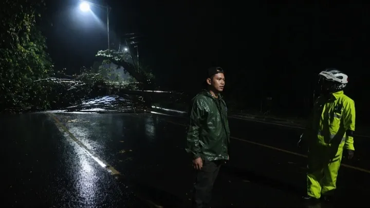 Longsor Cadas Pangeran Sumedang 8 April 2026: Akses Bandung-Sumedang Tertutup Total, Lalu Lintas Dialihkan ke Tol