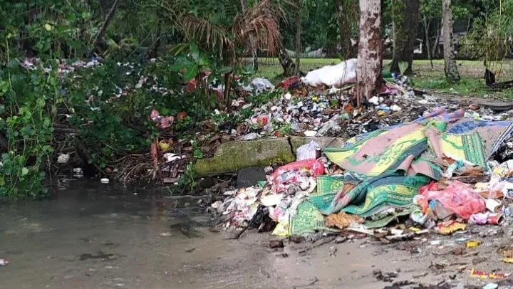 Pantai Carita Baka-Baka diselimuti sampah akibat banjir dan hujan deras siang ini. Air dari hulu mengalir deras,