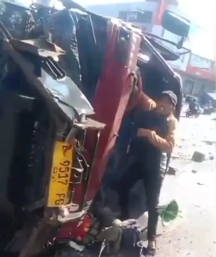 Truk Kontainer Rem Blong di Turunan Silayur Semarang, Hantam 3 Kendaraan hingga Terguling – 3 Orang Luka