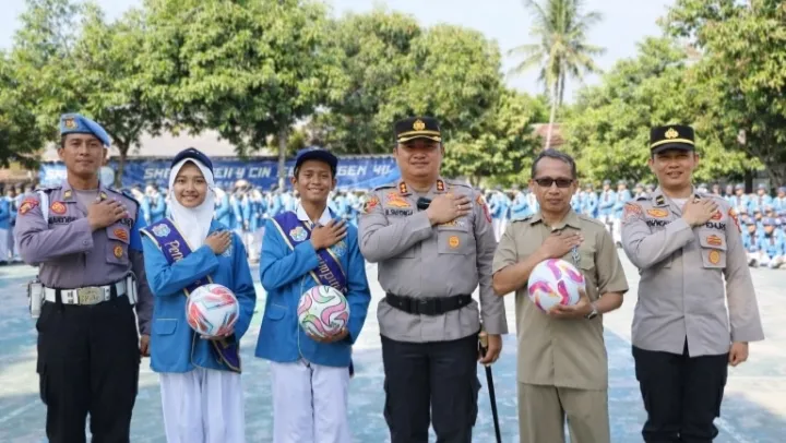 Semangat Kebangsaan Menggelora, Kapolres Cilegon Tanamkan Nilai Disiplin di SMPN 4