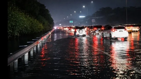 Update Peringatan Dini BMKG 14 April 2026,  Hujan Sedang-Lebat Disertai Petir dan Angin Kencang Guyur Jabodetabek Mulai Pukul 17:00 WIB.