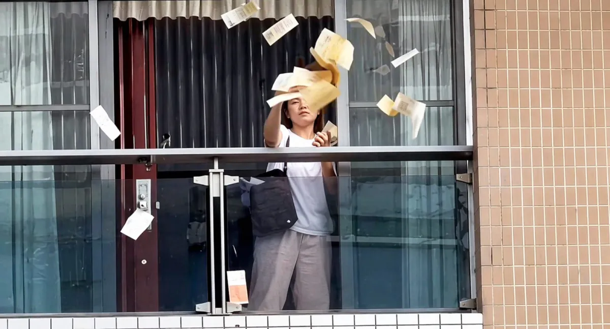 Viral! Wanita di Shantou Guangdong Lempar Uang Tunai Rp2,5 Miliar dari Balkon Apartemen Usai Bertengkar dengan Suami, Warga Berebut di Jalan