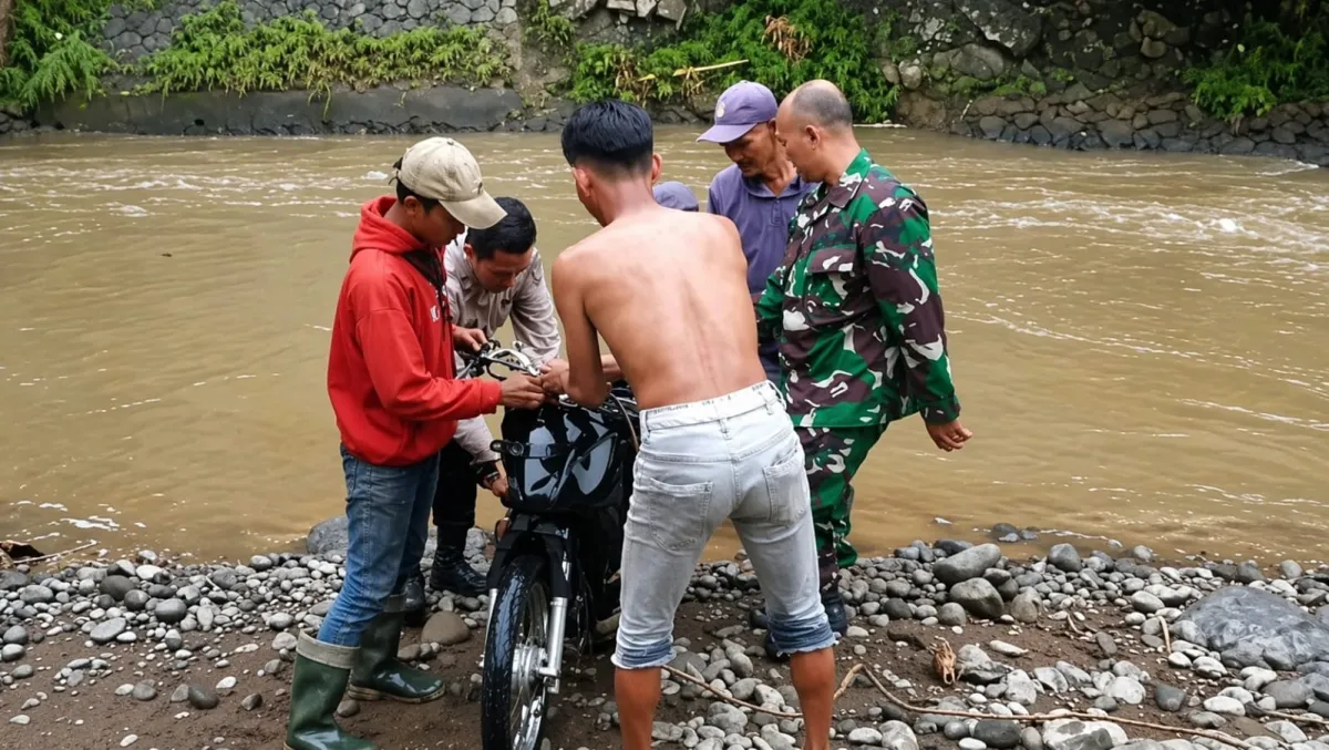 Rem Blong di Turunan Garawangi Kuningan, Pengendara Motor Terjun ke Sungai Sedalam 10 Meter, Selamat dengan Luka di Kepala