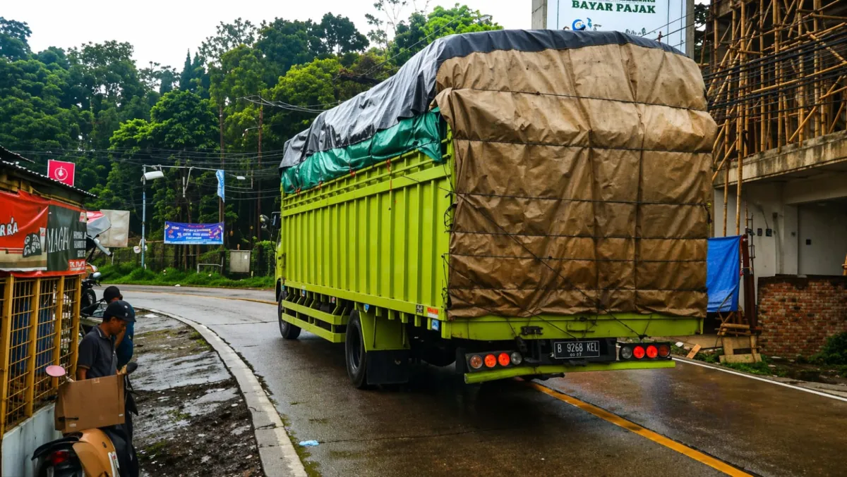 Heboh! Truk Sumbu Tiga Masih Bandel Lintasi Jalur Wisata Anyer-Carita di Weekend, Larangan Gubernur Banten Diabaikan – Wisatawan Bogor Geram: “Sangat Mengganggu!”