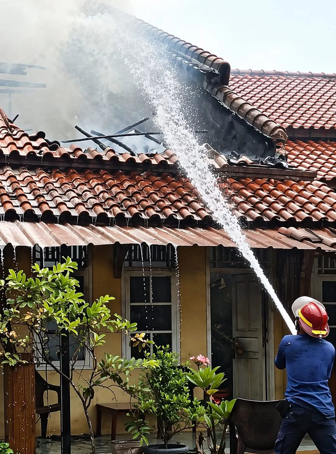 Kebakaran Hebat Melanda Losmen Yosi Carita Pandeglang, Satu Bangunan Hangus Terbakar Tanpa Korban Jiwa