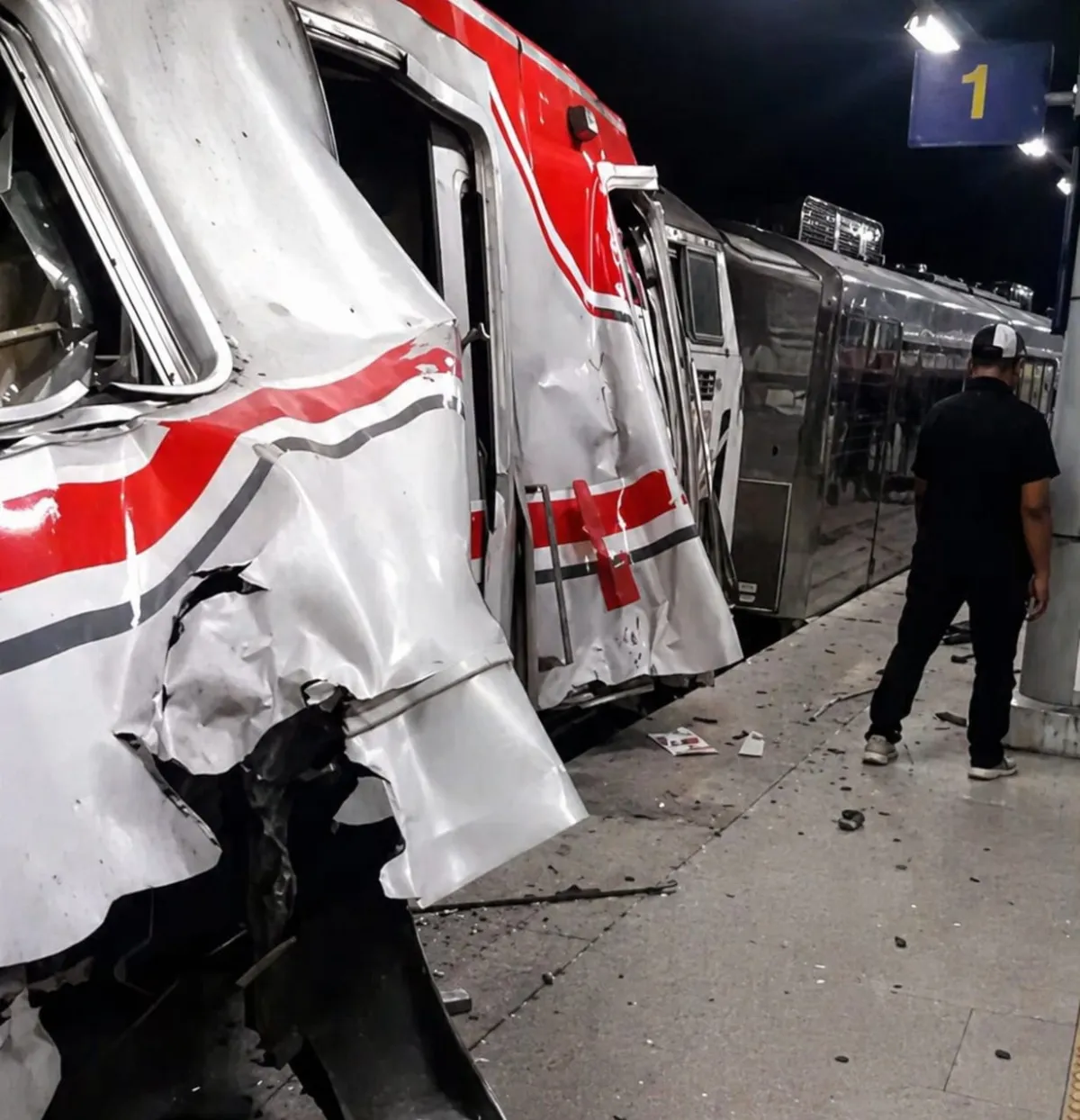 Tabrakan Maut KA Argo Bromo Anggrek vs KRL di Stasiun Bekasi Timur, Gerbong Wanita Hancur Parah