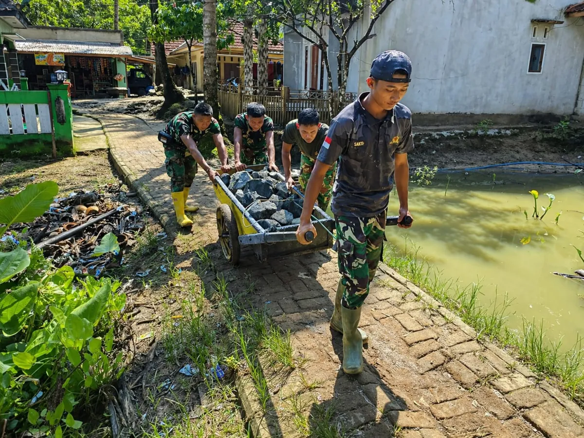 TNI AD Gotong Royong dengan Warga Bangun 4 Jembatan Gantung di Pandeglang