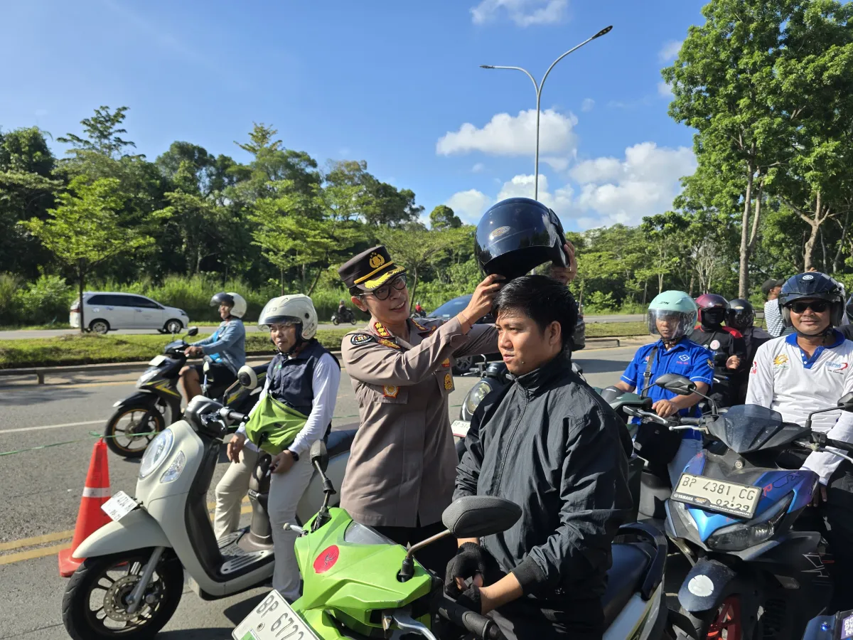 Polda Kepri Bagikan 200 Helm Gratis ke Pekerja Saat May Day 2026