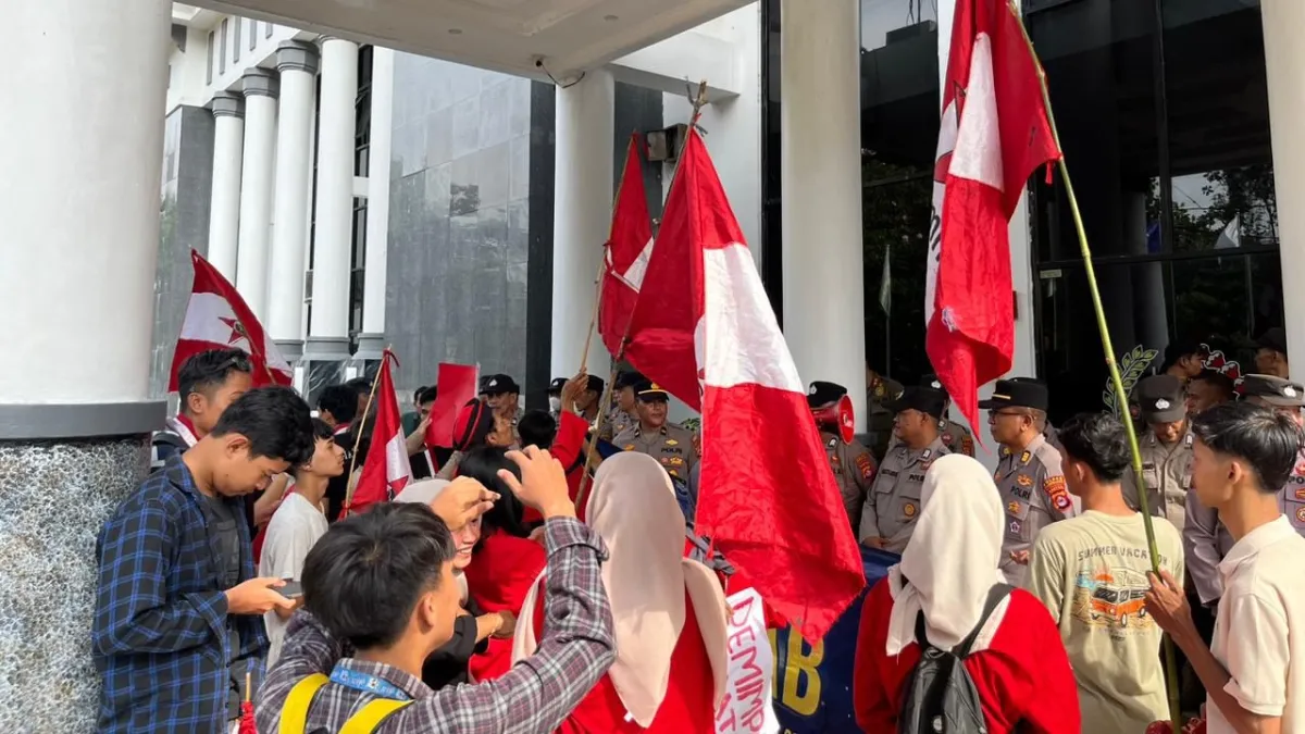 GMNI Pandeglang Kepung Kantor Pemkab: Tagih Janji Tuntaskan 42 Ribu Anak Putus Sekolah!
