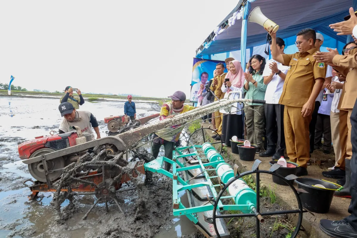 Gubernur Andra Soni Targetkan Panen 10 Ton per Hektare Lewat Sistem Pertanian Modern