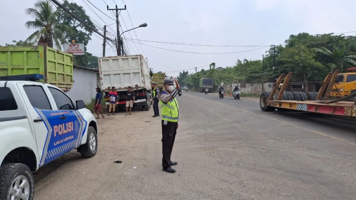 Teguran Humanis Satlantas Serang: Bahu Jalan Bukan Tempat Parkir Truk