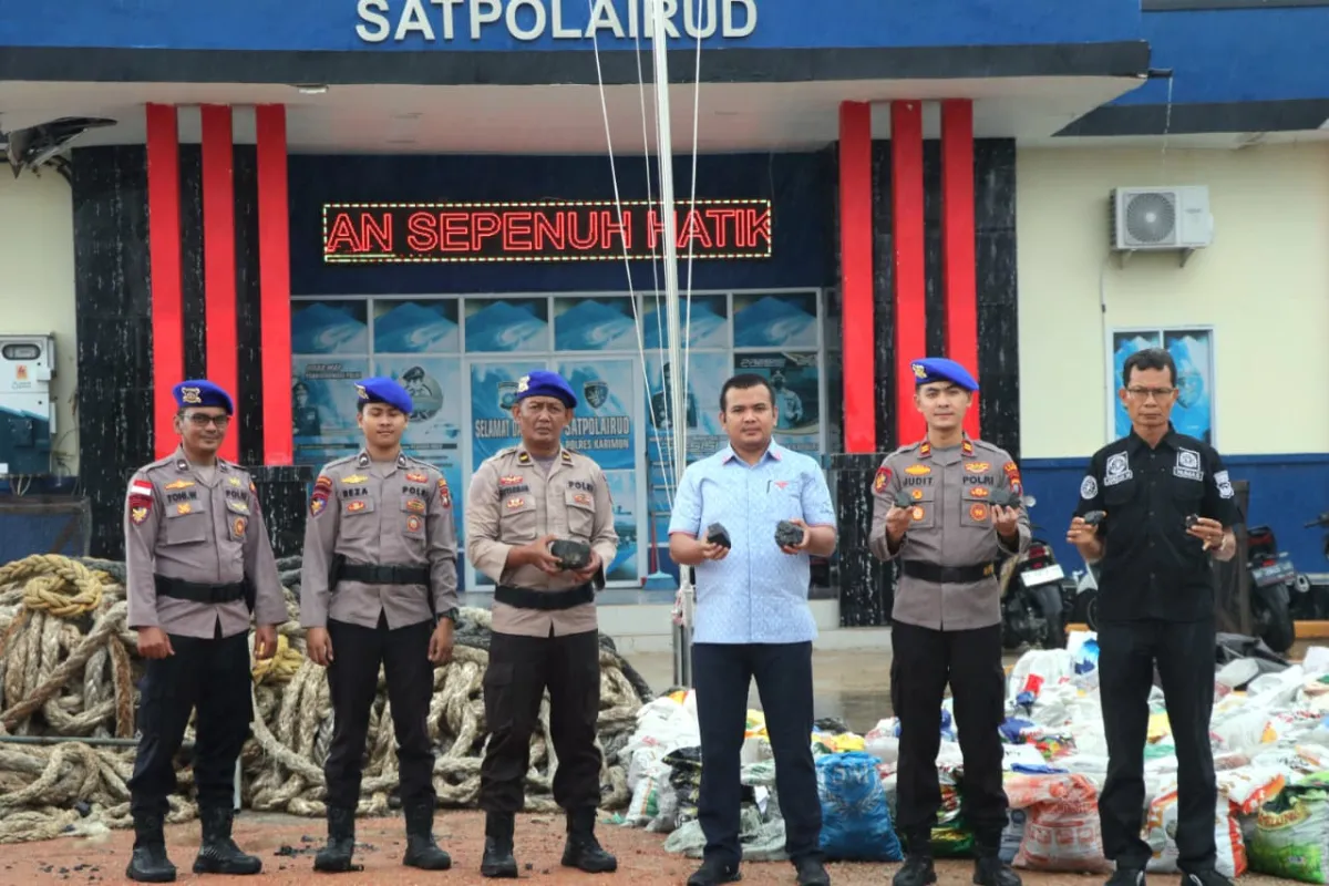 Satpolairud Karimun Tangkap Dua Pelaku Pengangkutan Ilegal 9,5 Ton Terak Timah
