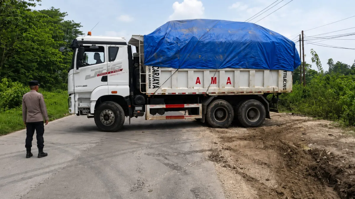 Polres Serang Putar Balik Ratusan Truk Tambang Parkir di Bahu Jalan
