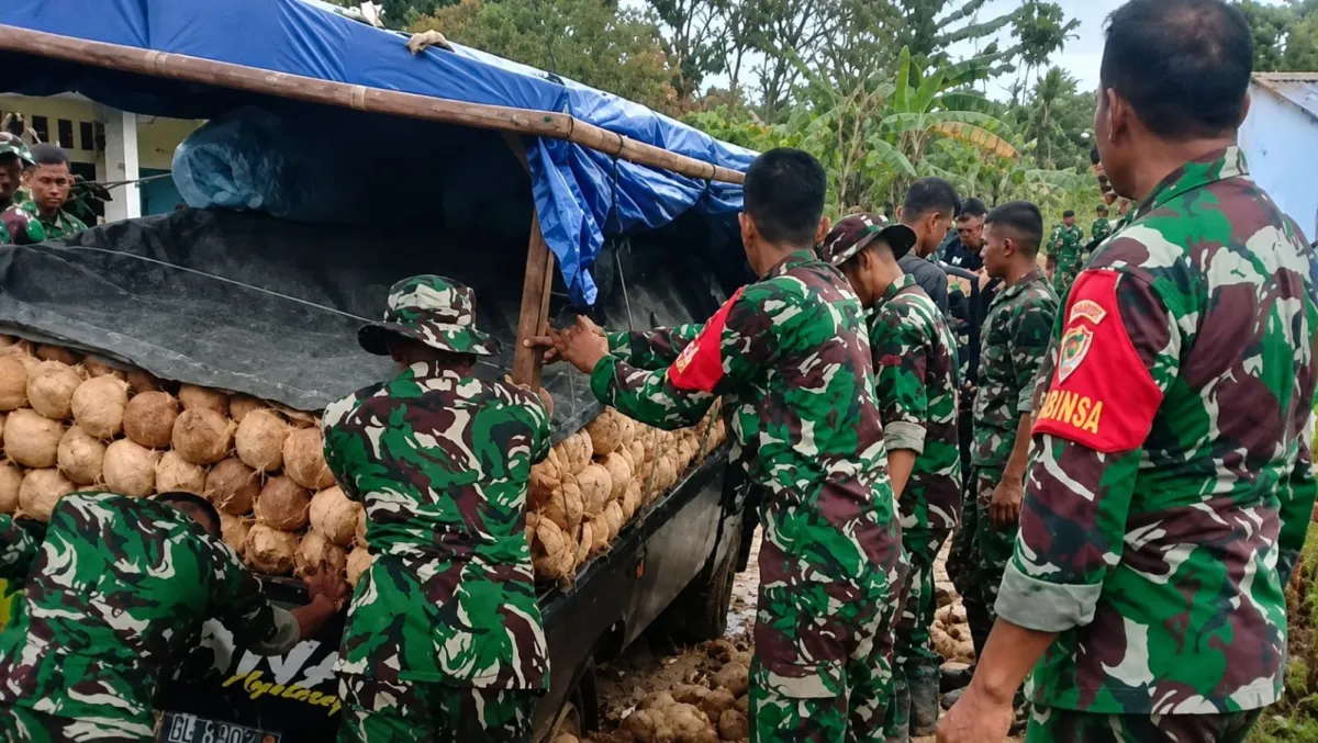 Koramil 0115 / Cimanggu, Kodim 0601 / Pandeglang, Perbaiki Infrastruktur dan Bantu Truk Kelapa Lewat TMMD 2026