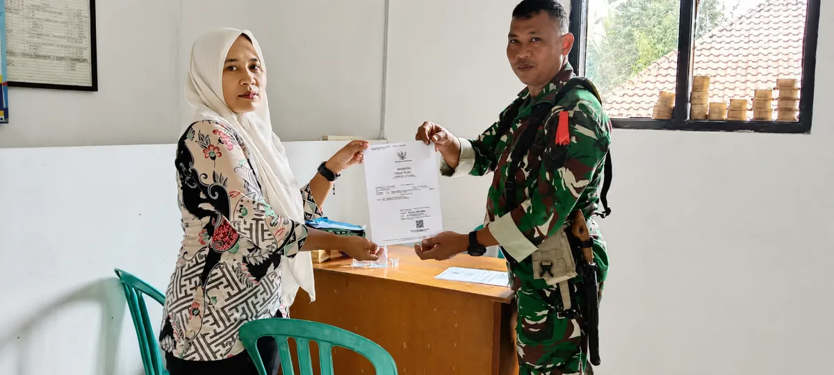 Kepedulian TNI: 52 Akte Kelahiran Gratis Diserahkan di Desa Gunung Sari Pandeglang