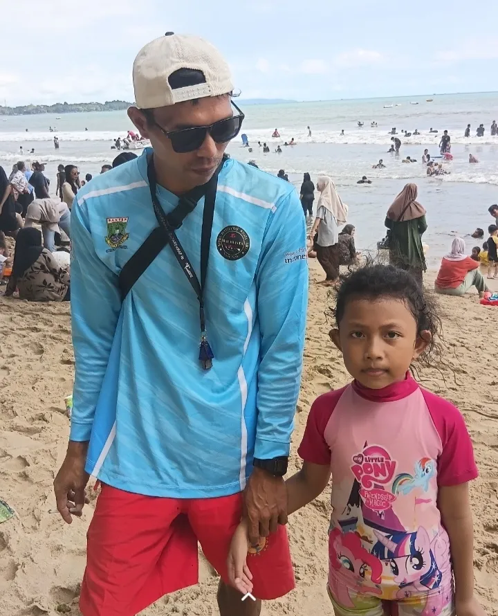 Liburan Berujung Panik: Balita Asal Jakarta yang Terpisah di Pantai Carita Berhasil Diselamatkan Tim Balawista