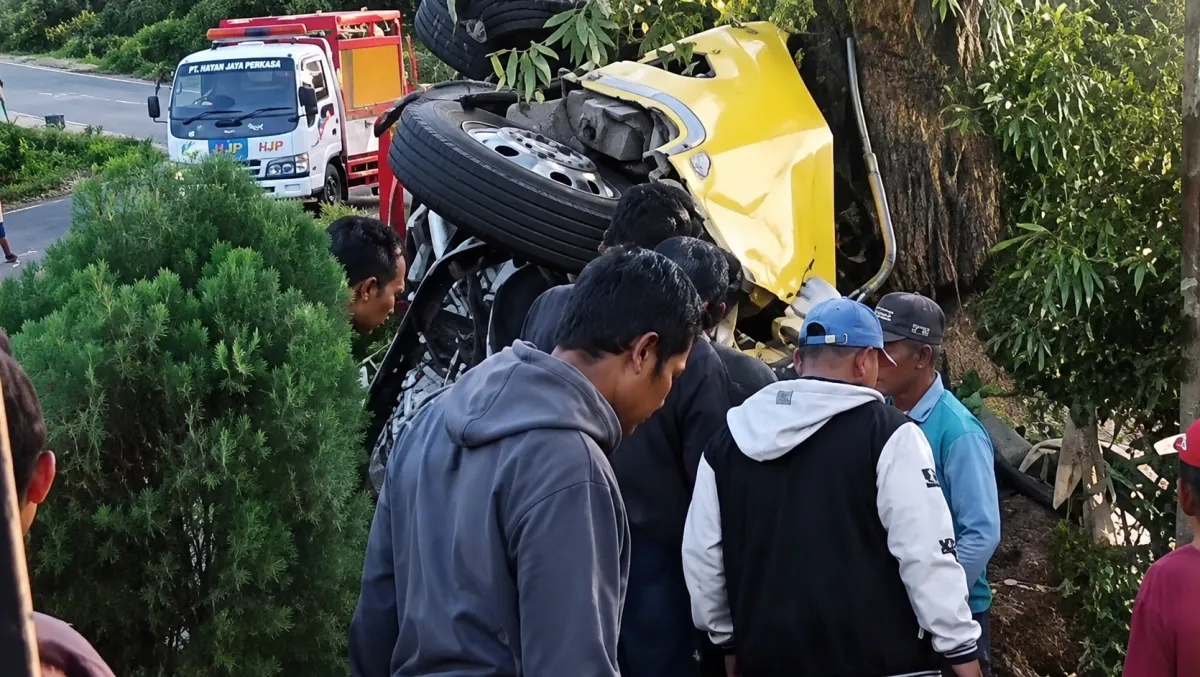 Truk Bermuatan Ikan Asal Lamongan Terguling di JLS Tulungagung, Dua Orang Luka Parah