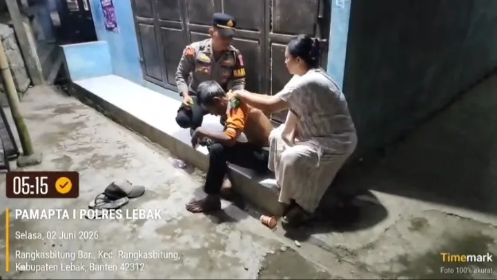 Respons Cepat Layanan 110, Polres Lebak Selamatkan Nyawa Petugas Kebersihan yang Tak Sadarkan Diri