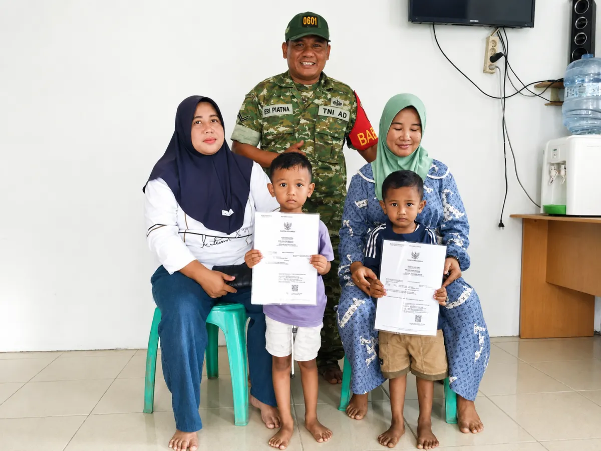 Wujud Bakti TNI untuk Negeri: Kodim 0601/Pandeglang Bagikan Akta Kelahiran Gratis bagi Warga Desa Sukasenang