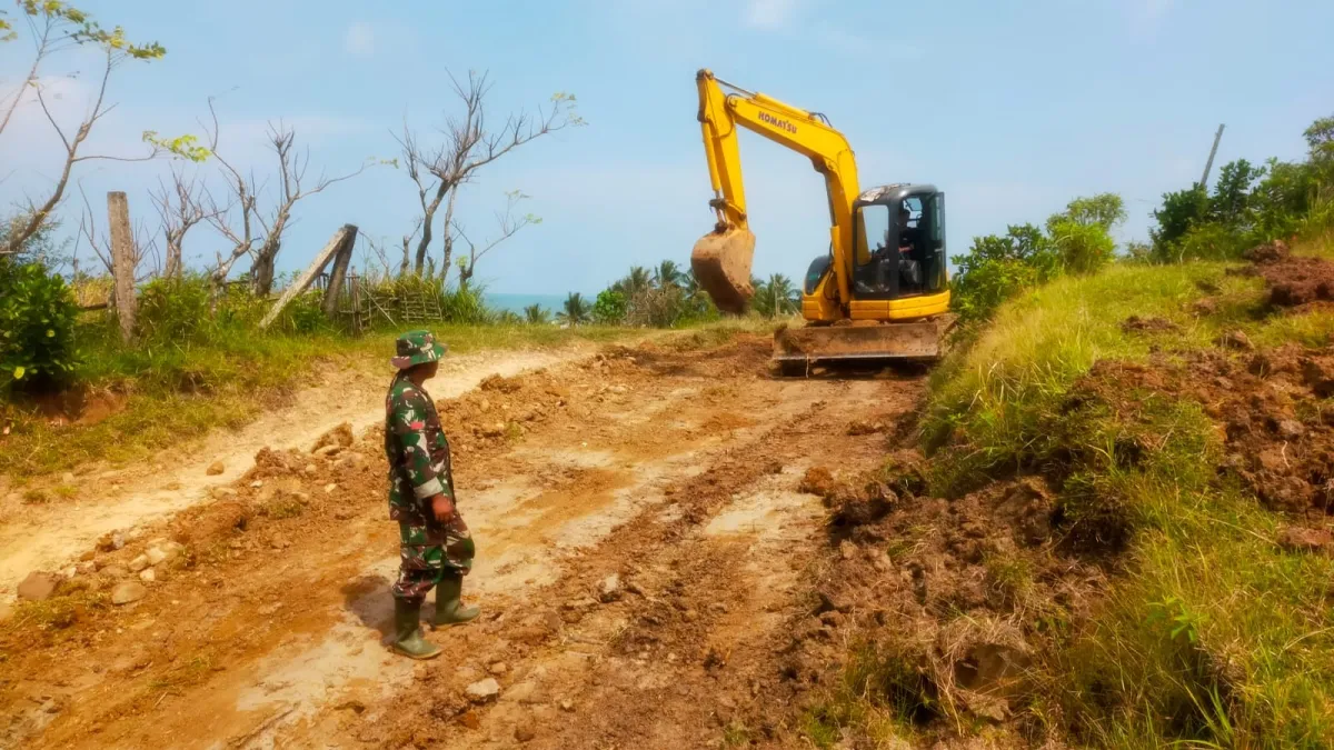 Wujudkan Kesejahteraan Rakyat, Kodim 0601/Pandeglang Gelar Serbuan Teritorial Bangun Infrastruktur di Desa Rancapinang