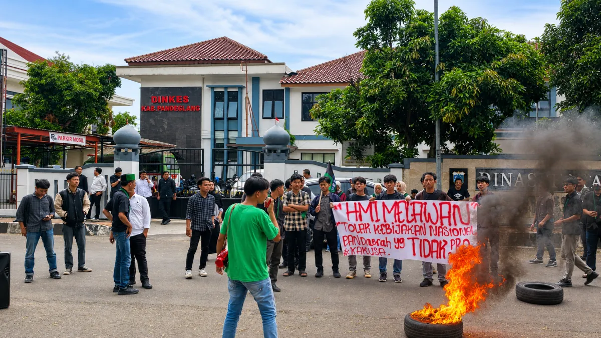 HMI Pandeglang Demo Besar-besaran, Soroti Kenaikan BBM hingga Integritas Pejabat Daerah