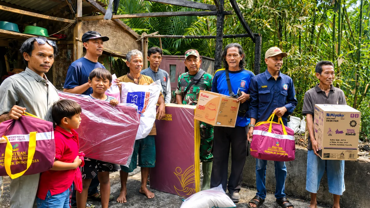 Rumah Warga Patia Pandeglang Hangus Terbakar, Bupati dan TNI Gerak Cepat Salurkan Bantuan