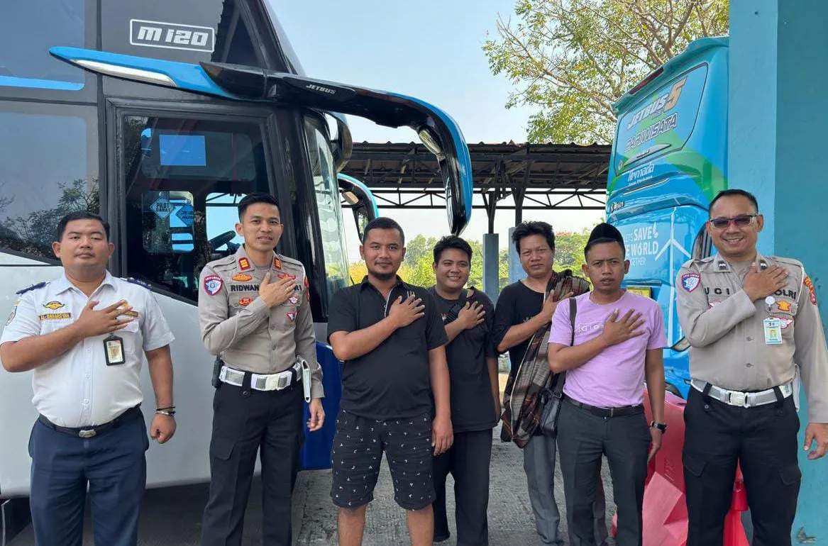 Polres Cilegon Tegaskan Larangan Penumpang Duduk di Bagasi Bus: Berbahaya dan Melanggar Hukum