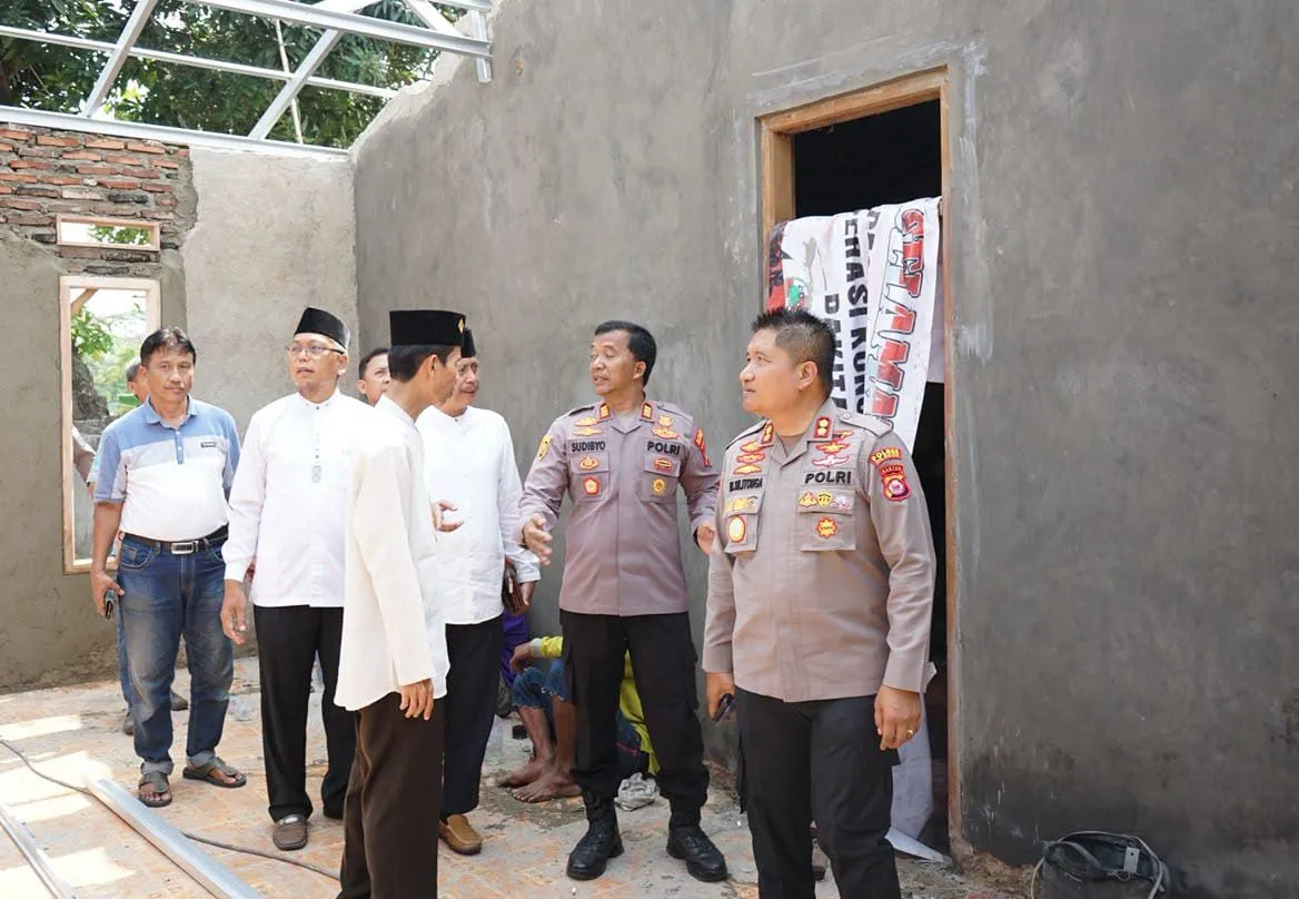 Polres Cilegon Bedah Rumah Warakawuri Jelang HUT Bhayangkara Ke-80