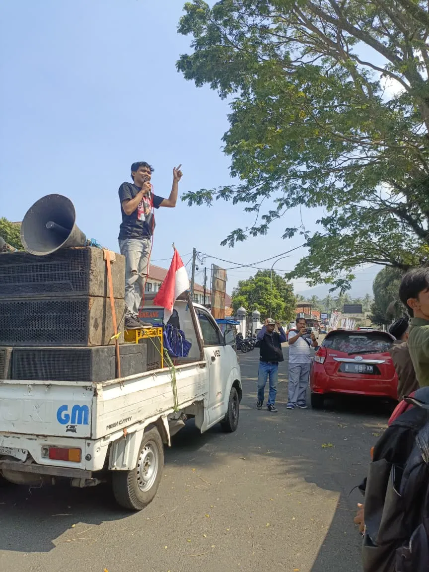 BUPATI PANDEGLANG DITUDING TUTUP MATA! 53 KENDARAAN DINAS DINKES HILANG, RAKYAT TURUN KE JALAN GEGER