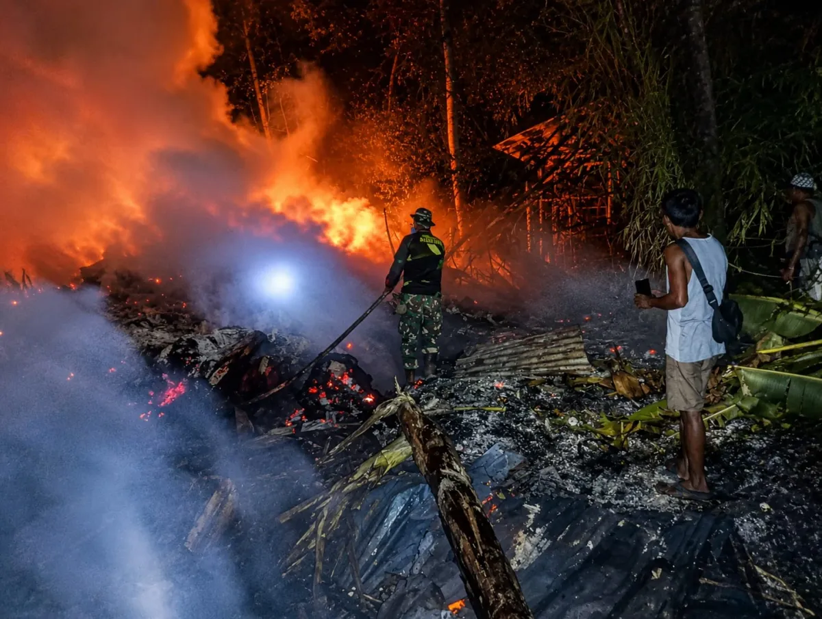 Kendaraan Damkar Kodim 0601/Pandeglang Dan Masyarakat Gerak Cepat Padamkan Kebakaran di Cibaliung