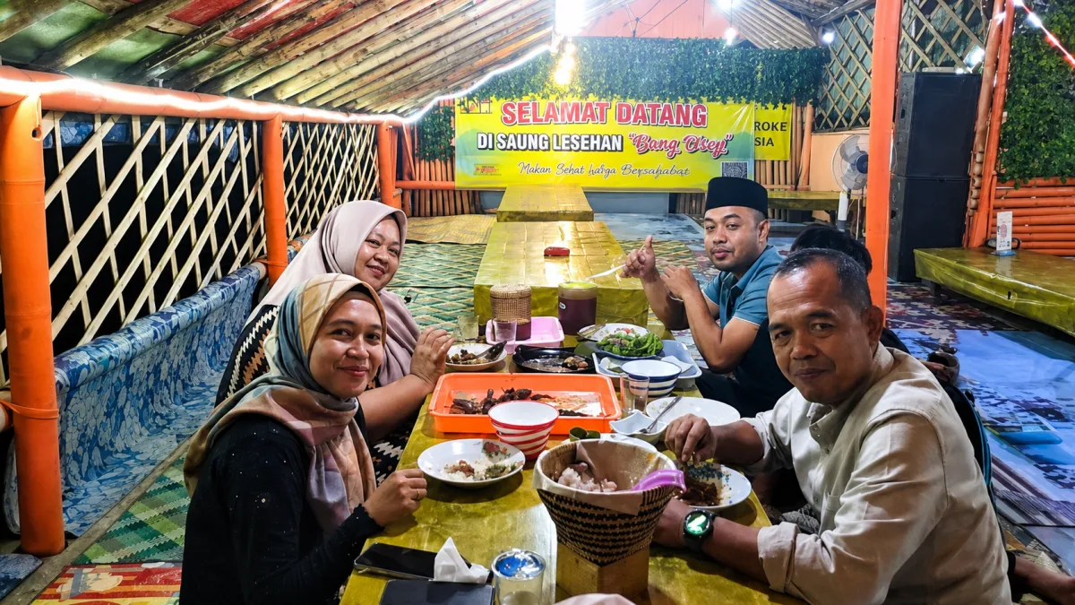 Wisata Kuliner Teluk Batako Labuan Tetap Diserbu Pengunjung di Tengah Isu Gunung Anak Krakatau