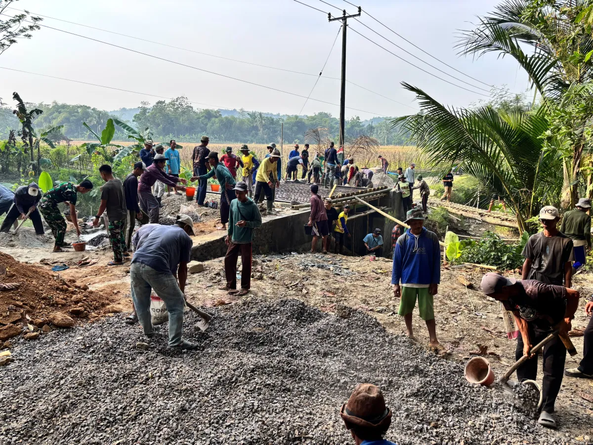 Semangat Gotong Royong TNI dan Warga Warnai Pengecoran Jembatan Beton Garuda di Kampung Cicae, Akses Transportasi Masyarakat Semakin Mudah