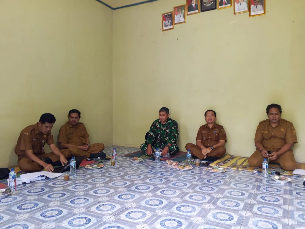 Sinergi Kawal Pembangunan, Babinsa Koramil 0107/Saketi Dampingi Monev APBDes Tahap I di Desa Palembang