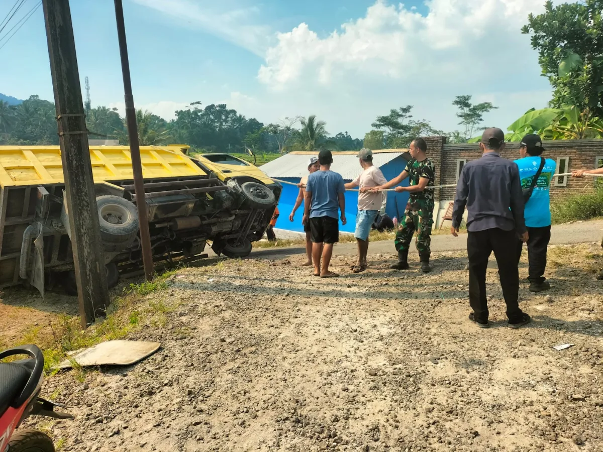 Babinsa Koramil 0105/Mandalawangi Sigap Bantu Evakuasi Truk Pasir Terjungkal, Amankan Arus Lalu Lintas dan Fasilitasi Penyelesaian Kerusakan